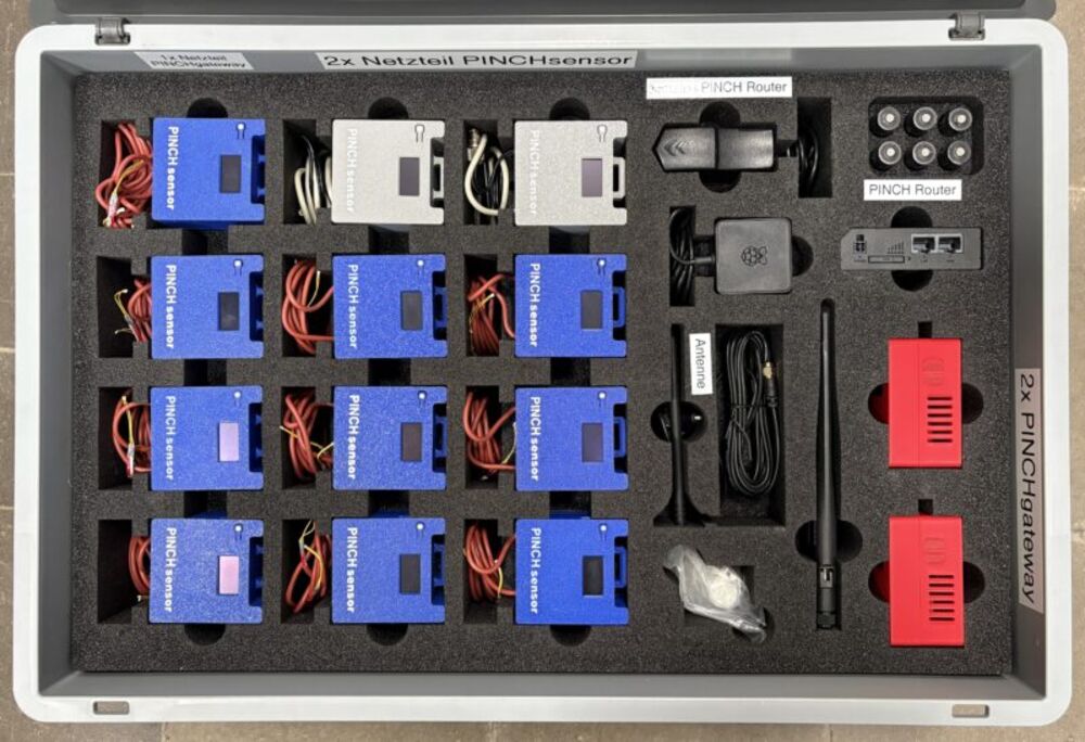 Inhalt Messkoffer gross, zur Messung von 2 thermischen Leistungen (berechnet aus Temperaturdifferenz und Volumenstrom) und 16 weiterer Temperaturen: 20 Temperatursensoren (je 2 pro blaue Box), 2 Messumformer für Volumenstrommessgeräte (graue Boxen), 2 Gateways (rote Boxen) und 1 mobiler Router.